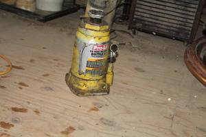lot 915 image: Pro-Lift Bottle Jack 20-Ton
