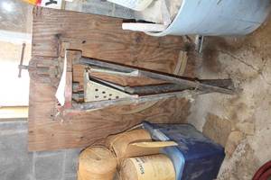 lot 815 image: Ridgid 2-12 Pipe Holder