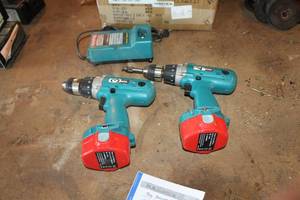 lot 917 image: Lot of (11) Makita 14.4V Cordless Drills 6236D (x2), Charging Station DC1411 (x1), 14.4V Batteries (x8)