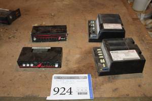 lot 924 image: Lot of (4) Whelen Universal Strobe Power Supply UPS-690UPS-64LX(x2), Code 3 Arrowstik(x2)
