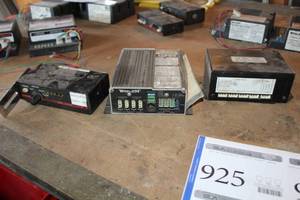 lot 927 image: Lot of (3) Whelen Intelligent Strobe Power Supply ISP94(x1), North American Signal Co. RQ4H-70(x1), Code 3 Arrowstik(x1)