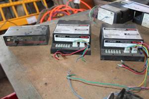 lot 925 image: Lot of (3) Whelen Strobe Power Supply CSP690(x2), Code 3 Arrowstik(x1)