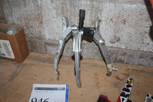 lot 946 image: Jobsmart Reversible Gear Puller 8 2.4-Ton