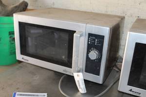 lot 983 image: Amana Household Microwave Oven