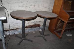 lot 979 image: Lot of (2) Round Pedestal Tables