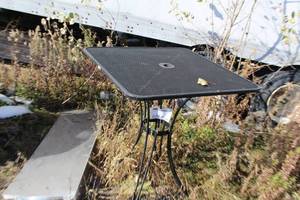 lot 1018 image: Wire Mesh Top Patio Umbrella Table