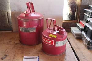 lot 962 image: Lot of (2) Metal Gas Can 5-Gallon, Metal Gas Can 2-Gallon