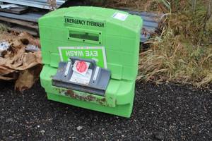 lot 1043 image: Sperian Fend-All Pure Flow 1000 Emergency Eye Wash Station