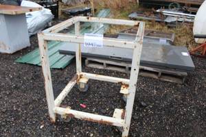 lot 1047 image: Metal Stand on Wheels