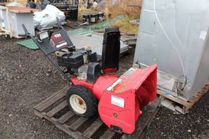 lot 1044 image: Snapper Snow Blower 24 8hp