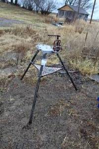 lot 1055 image: Ridgid Tristand Pipe Holder No. 40A