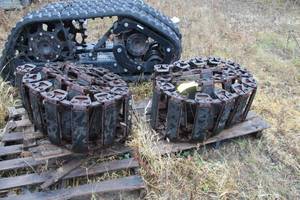 lot 755B image: Lot of (2) Grouser Skid Steer Over Tire Metal Tracks with Rubber Feet 7510
