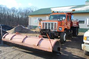 lot 750 image: 2000 Navistar International Commercial DumpSnowplow Truck
