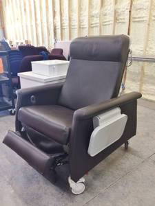 WOW MSRP $3000 Winco With Dual Swingaway Arms (Easy Access For Wheelchair Patients) Carecliner Reclining Mobile Geri Chair With Heat &amp Massage - Great Working Condition Has Trays On Both Sides