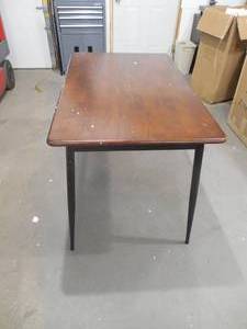 lot 31 image: ALCOVE CARTER KITCHEN TABLE