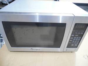 lot 45 image: MAGIC CHEF MICROWAVE