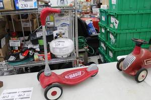 lot 464 image: Radio Flyer 3-Wheel Childrens Scooter