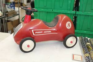 lot 462 image: Vintage Radio Flyer #8 Childrens Rider Car