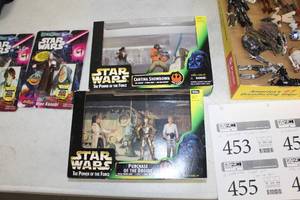 lot 454 image: Lot of (2) Star Wars The Power of The Force Cantina Shutdown, Purchase of the Droids Sets