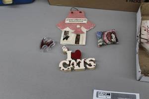 lot 484 image: Lot of (4) Cat Dcor