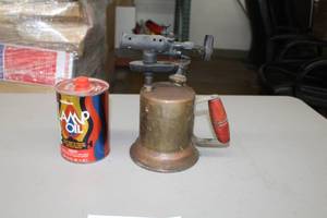 lot 528 image: Vintage Torch, Rainbow Lamp Oil 32oz. Can