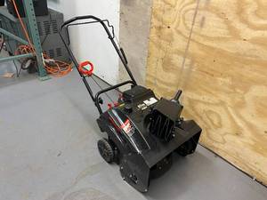 lot 1 image: MASTERCRAFT 20 87cc Snow Blower