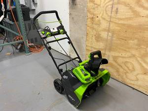 lot 2 image: GREENWORKS 40-Volt 20-in Single-Stage with Auger Assistance Cordless Electric Snow Blower (1-Battery Included)