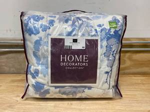 lot 60 image: HOME DECORATORS COLLECTION Loriana 3-Piece Blue Floral FullQueen Comforter Set
