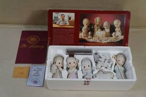 lot 139 image: Precious Moments Nativity Scene