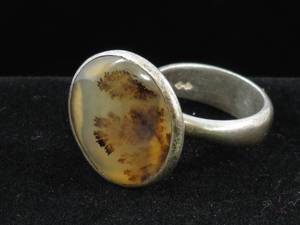 lot 30 image: Ladies Round Stone Ring