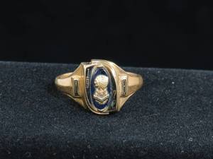lot 4 image: Ladies 10k Yellow Gold Class Ring - 1972 Centennial