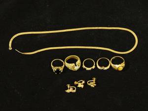 lot 40 image: Gold Plated Jewelry Pieces