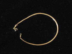 lot 18 image: 14k Yellow Gold Herringbone Bracelet