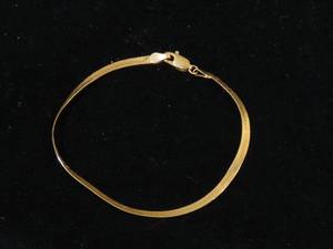 lot 19 image: 14k Yellow Gold Herringbone Bracelet