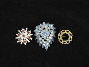 lot 61 image: Large Vintage BroochesPins