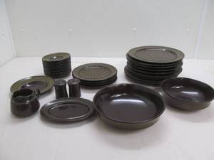 lot 77 image: Stoneware set
