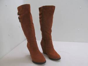 lot 85 image: Heeled fashion boots
