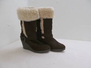 lot 86 image: Heeled fashion boots