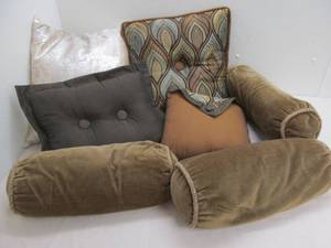 lot 88 image: Accessories pillows