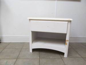 lot 99 image: Night stand