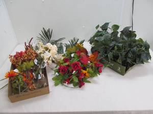 lot 113 image: Large lot of flower dcor
