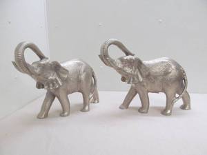 lot 2 image: Metal dcor elephants