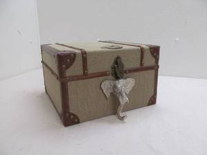 lot 4 image: Dcor travelers chest