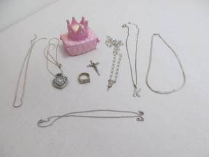 lot 13 image: Jewelry box, jewelry
