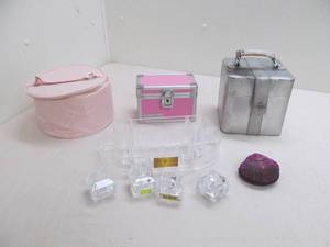 lot 14 image: Group of costume jewelry, ring boxes