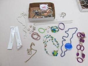 lot 15 image: Costume jewelry