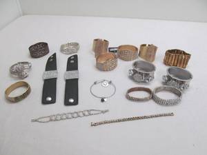lot 16 image: Fashion bracelets