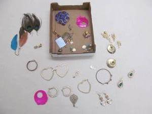lot 17 image: Group of fashion gold tone earrings