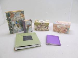 lot 44 image: Photo albums, gift boxes