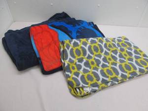lot 121 image: Blankets, throw, fleece